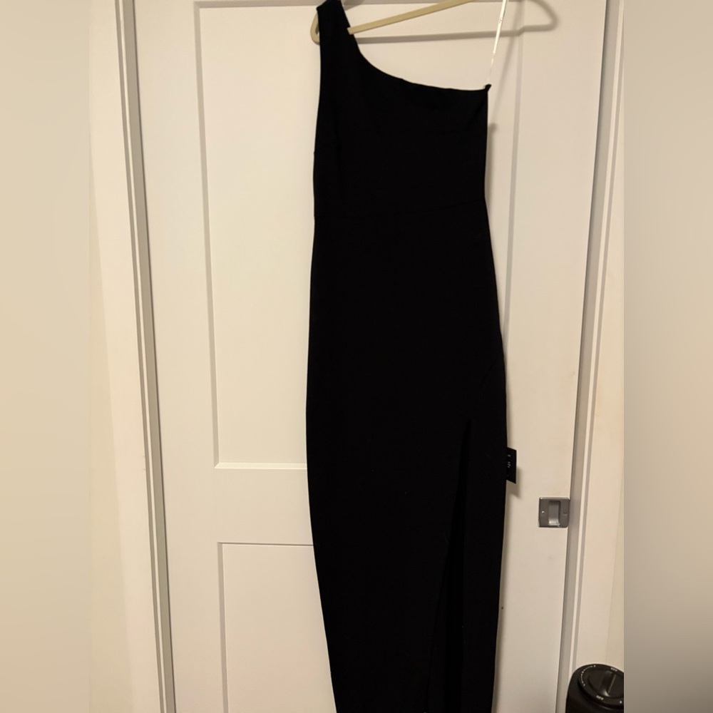 Lulu's Elegant Black Gown